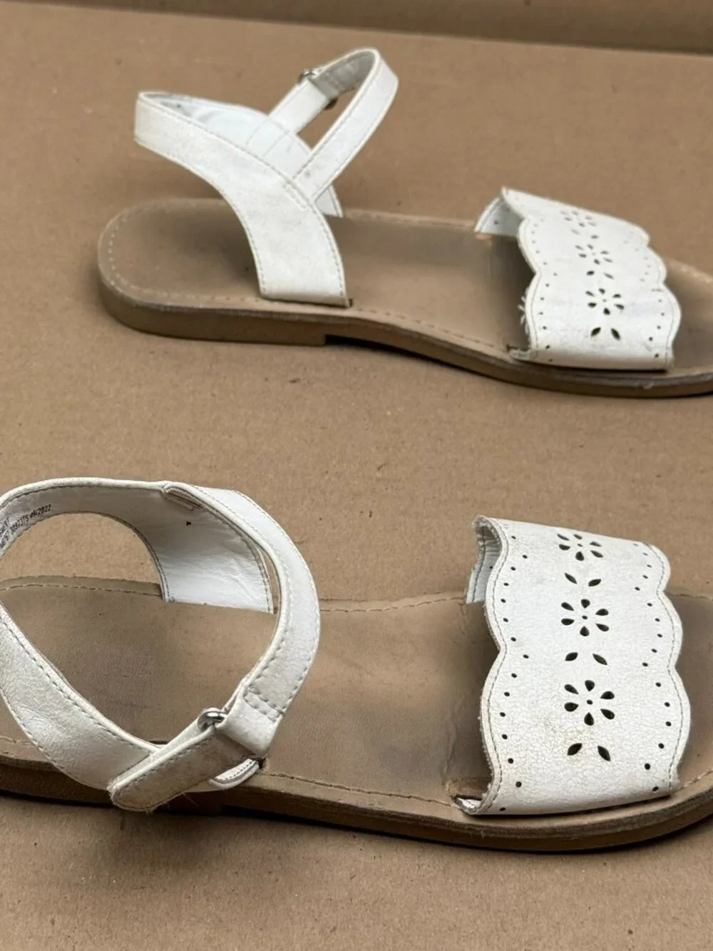Gymboree Girls White Sandals Size 3 Floral Cutout Scalloped Strappy DAMAGE